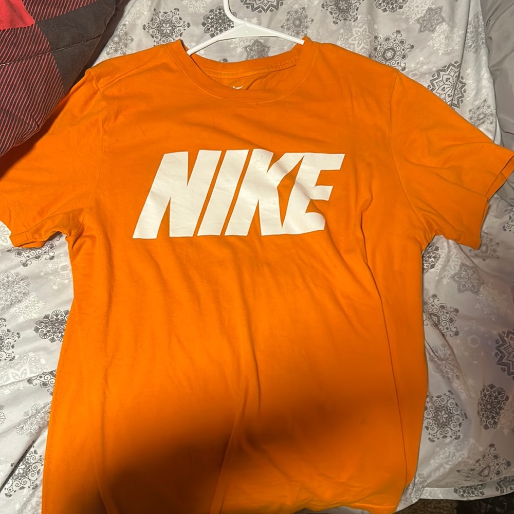 Men’s Nike logo tee